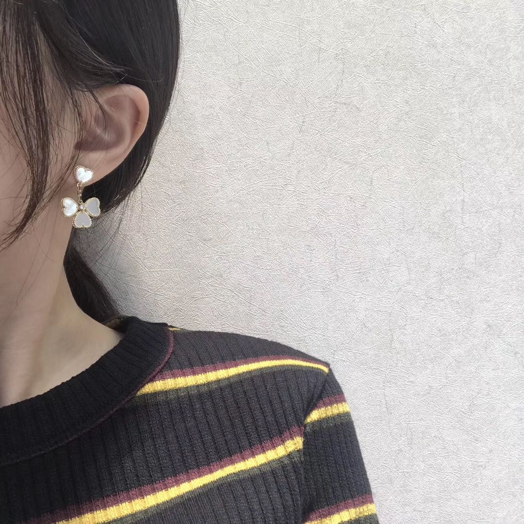 ¡®Moco¡¯CLOVER SWEET WHITE MOP EARRINGS