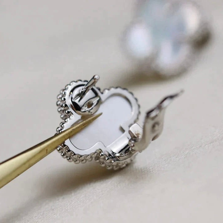 ¡®Moco¡¯CLOVER MEDIUM 1 MOTIFS WHITE MOP EARRINGS SILVER