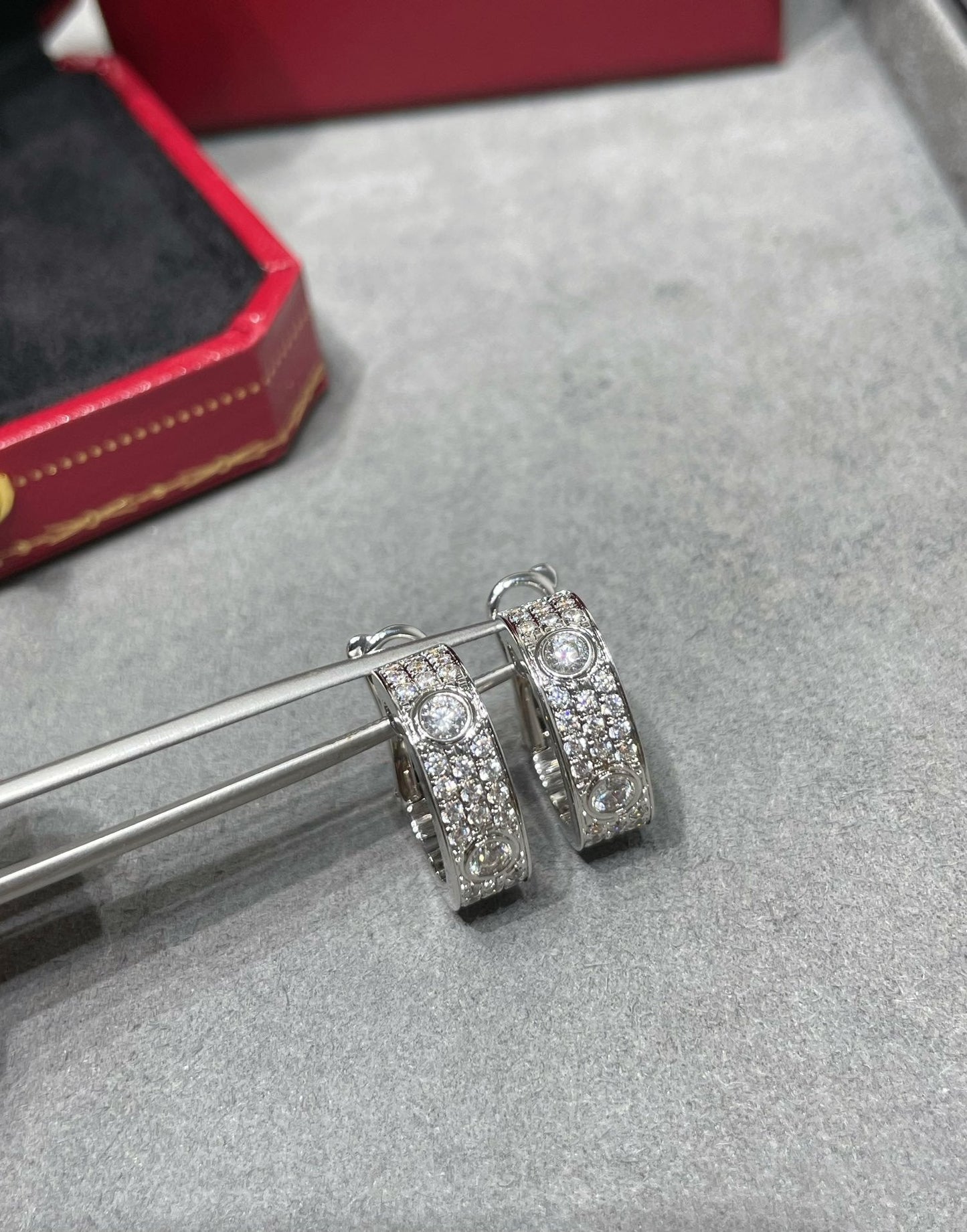 ¡®Moco¡¯LOVE 5.5MM DIAMOND PAVED EARRINGS