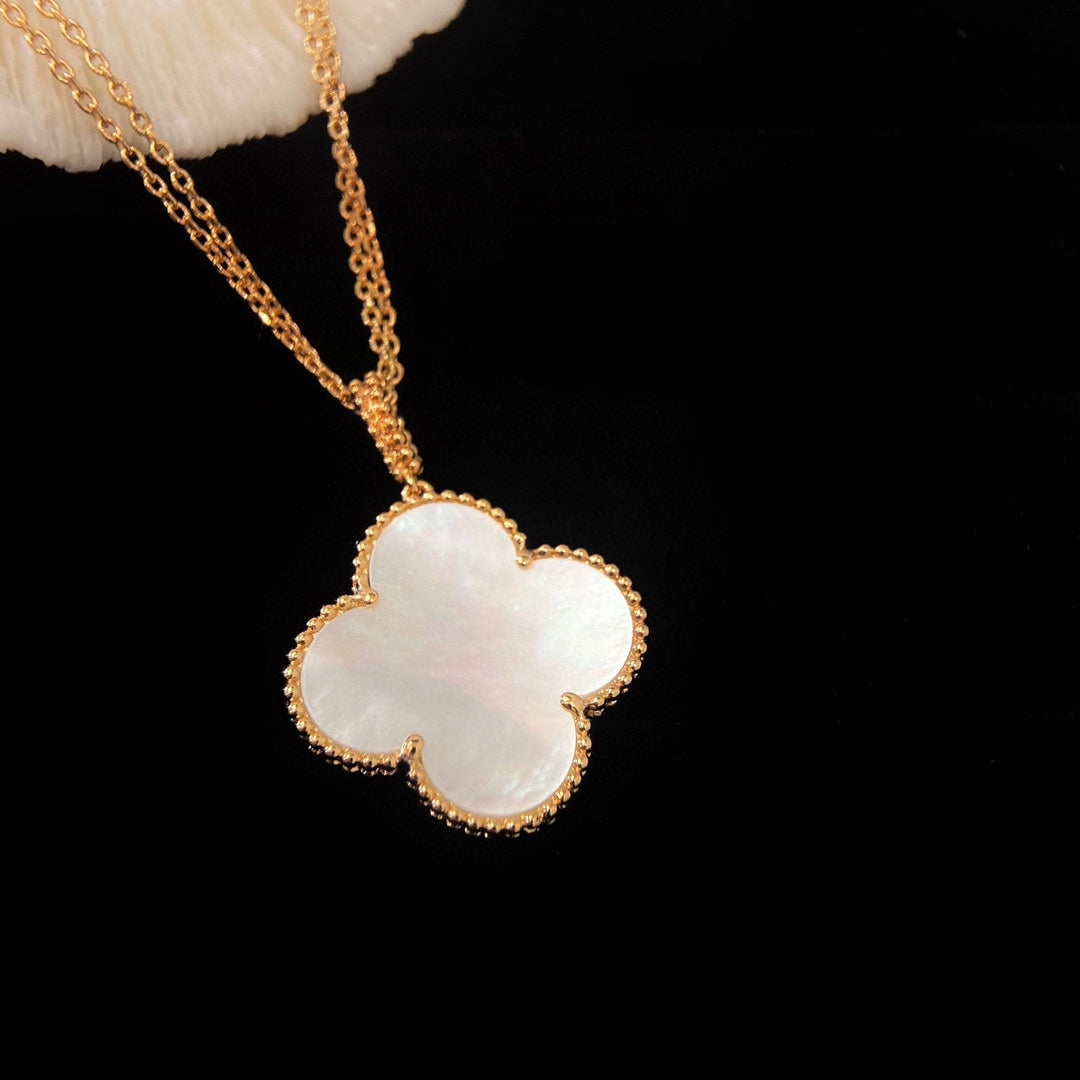 ¡®Moco¡¯CLOVER 25MM MOP LARGE PENDANT NECKLACE