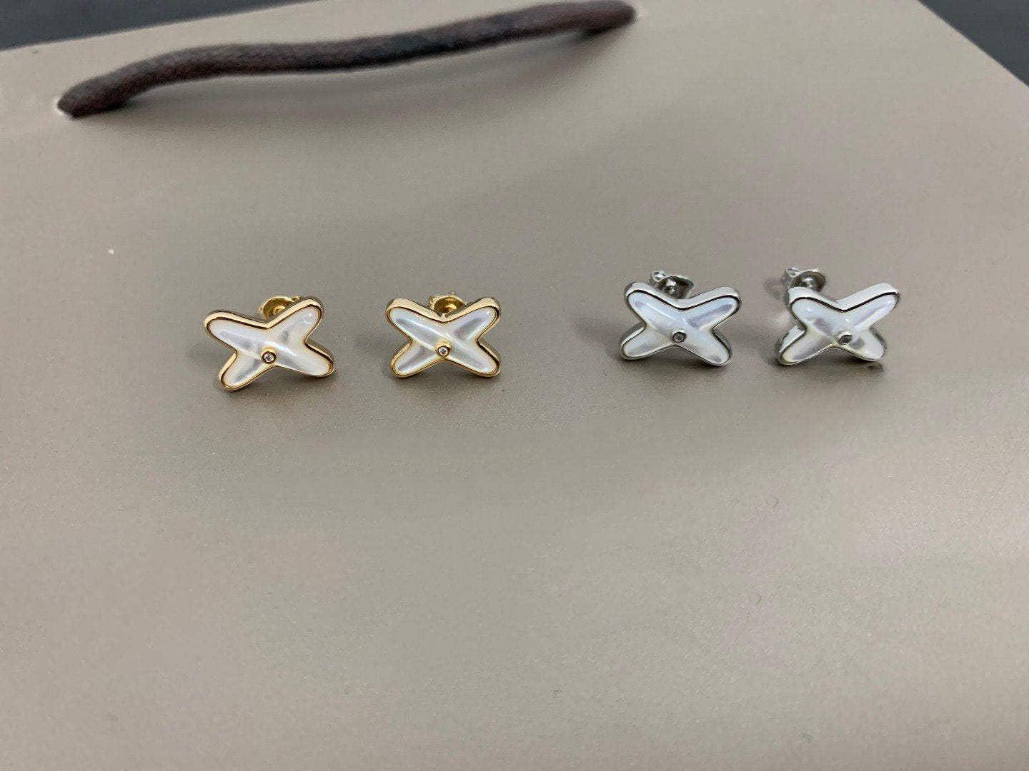 ¡®Moco¡¯JEUX DE WHITE MOP SILVER DIAMOND EARRINGS