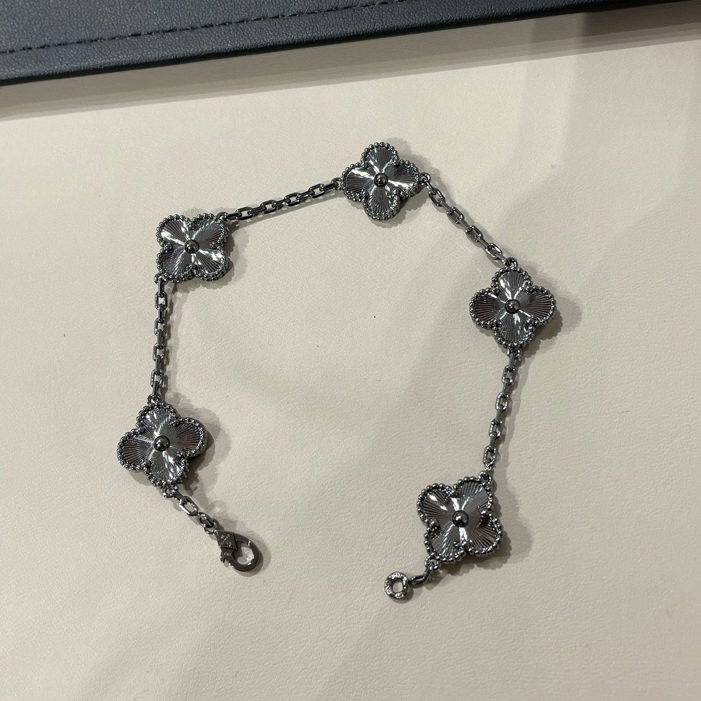 [Moco]New CLOVER 5 MOTIF BLACK BRACELET