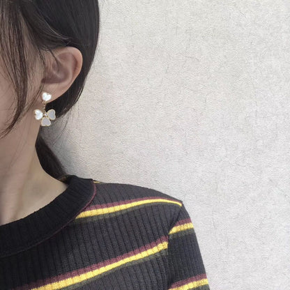 ¡®Moco¡¯CLOVER SWEET WHITE MOP EARRINGS