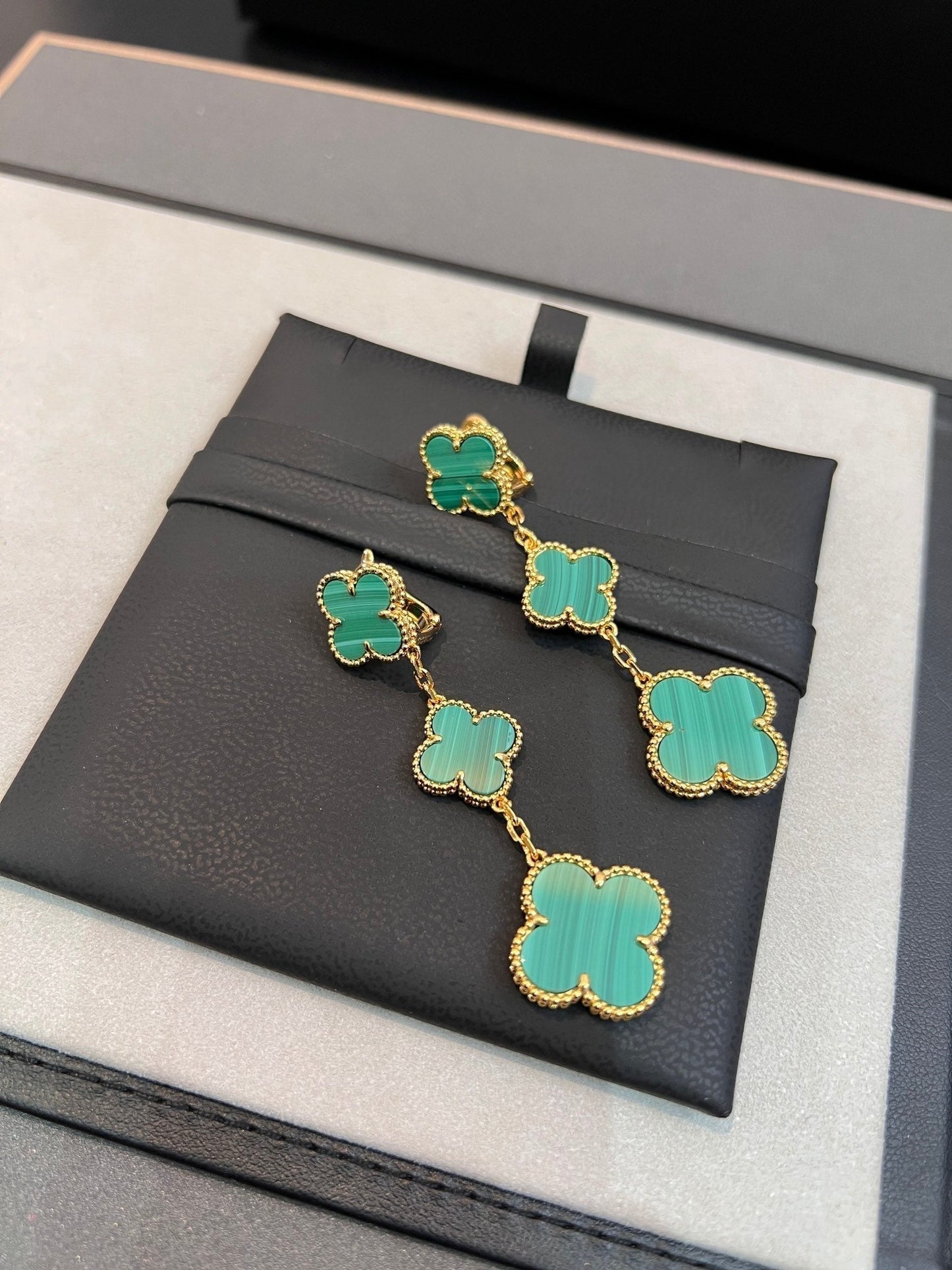 ¡®Moco¡¯CLOVER MALACHITE 3 MOTIFS GOLD