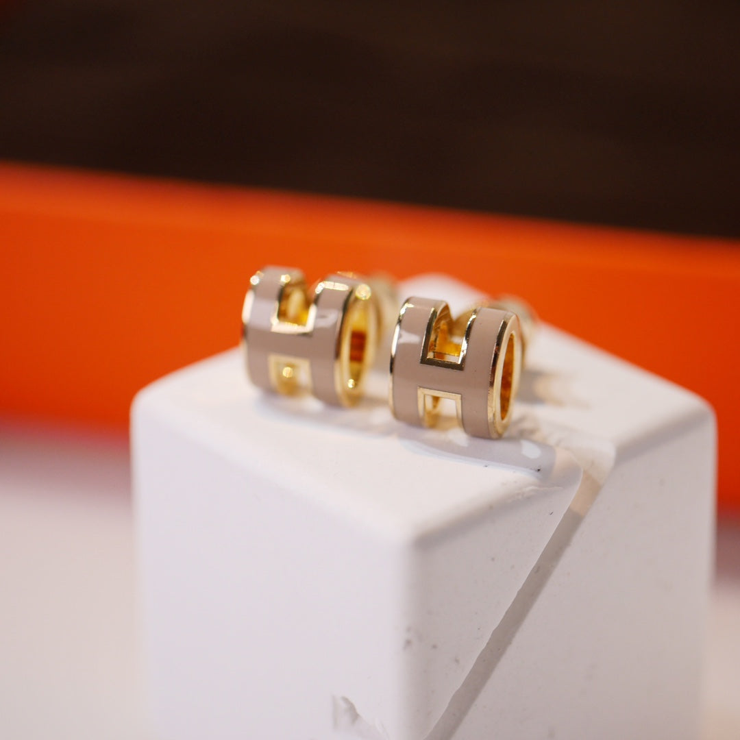 ¡®Moco¡¯MINI POP H GOLD EARRINGS GREY