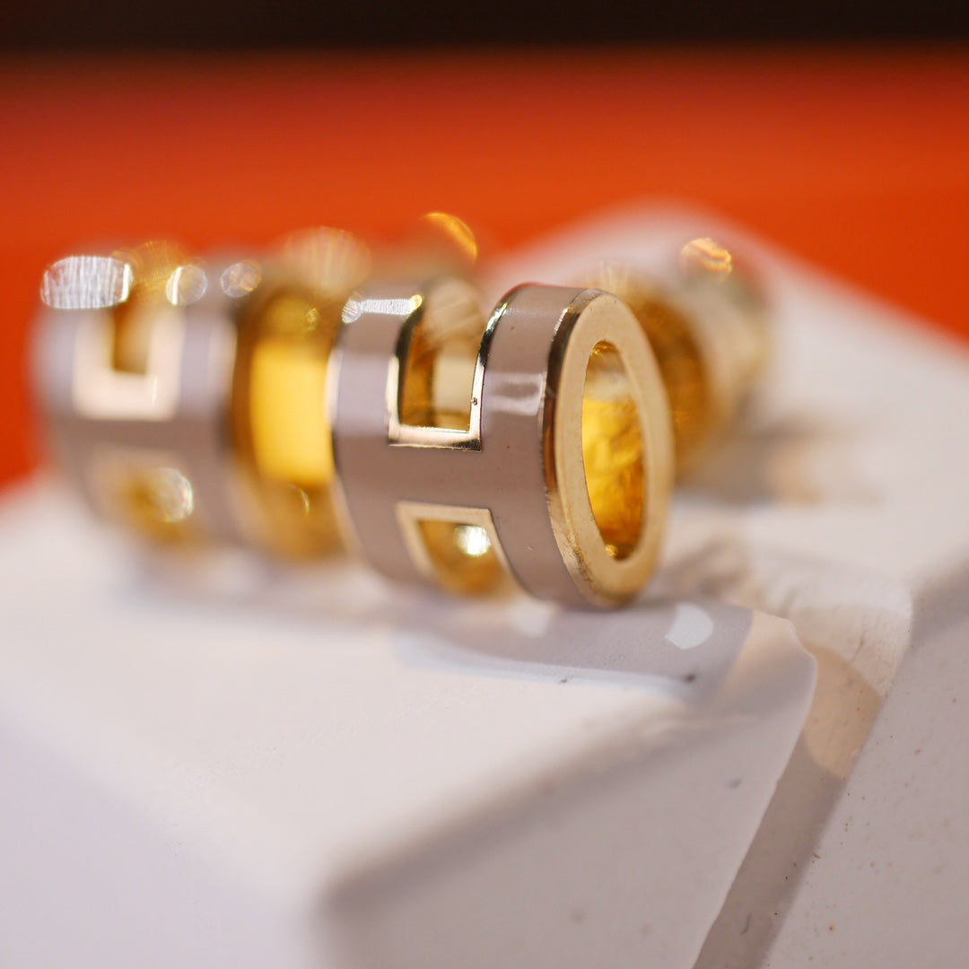 ¡®Moco¡¯MINI POP H GOLD EARRINGS GREY