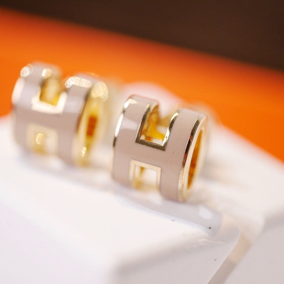 ¡®Moco¡¯MINI POP H GOLD EARRINGS GREY