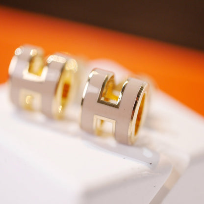 ¡®Moco¡¯MINI POP H GOLD EARRINGS GREY