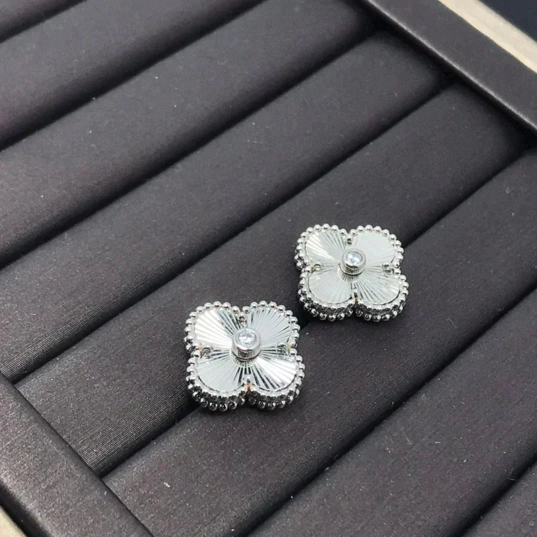 ¡®Moco¡¯CLOVER MINI 9.5MM LASER EARRINGS