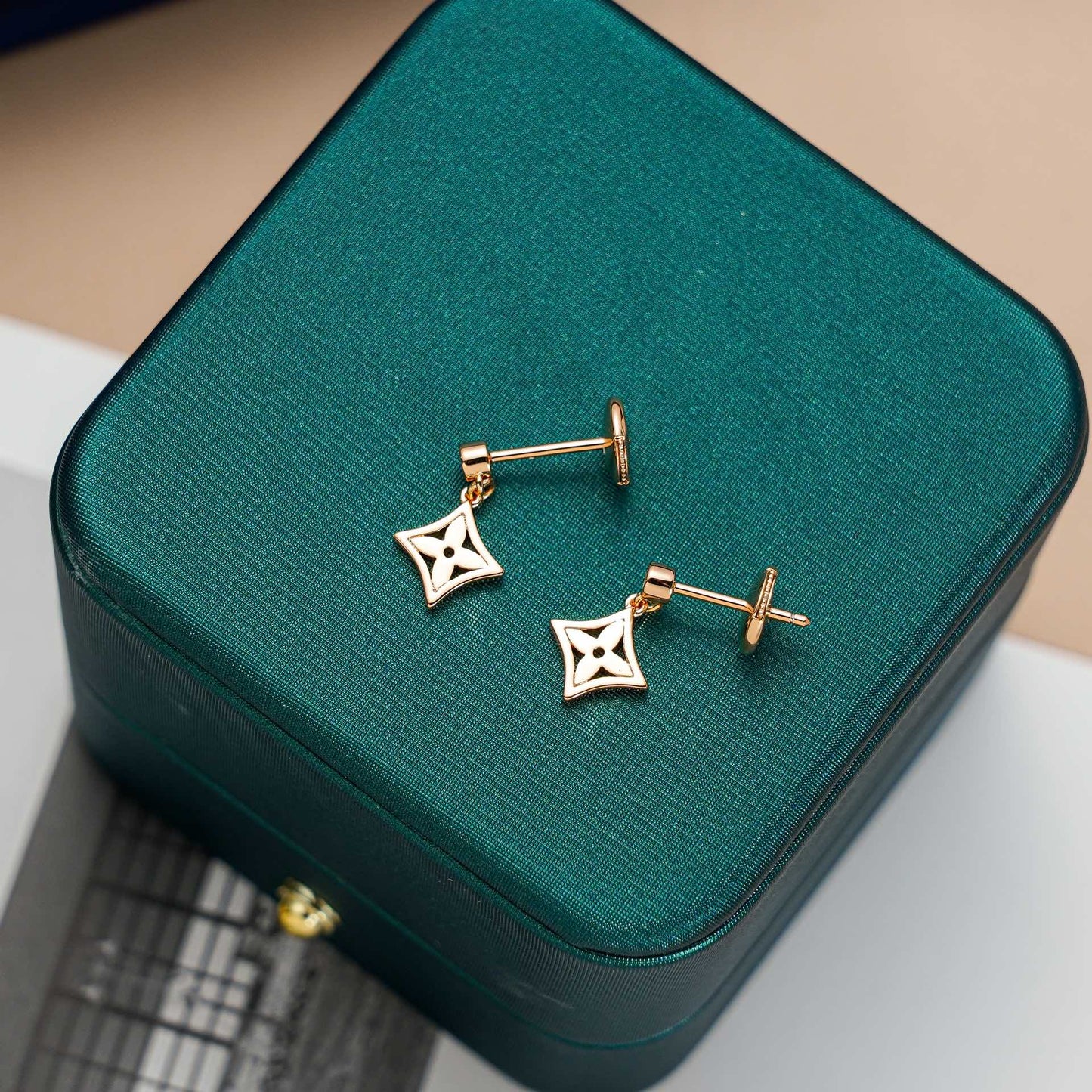 ¡®Moco¡¯STAR EARRINGS GOLD