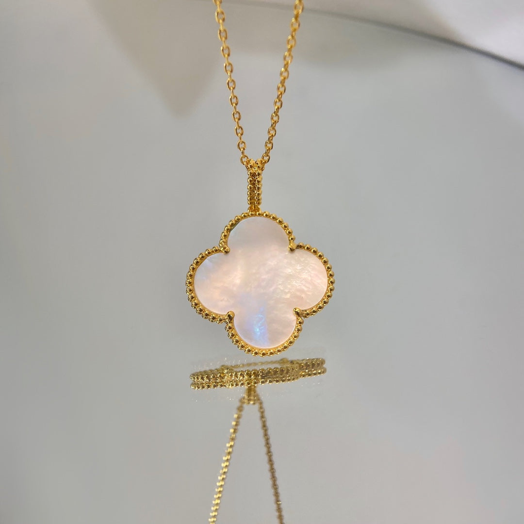 ¡®Moco¡¯CLOVER 25MM MOP LARGE PENDANT NECKLACE