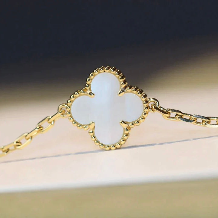 ¡®Moco¡¯CLOVER 20 MOTIFS WHITE MOP NECKLACE