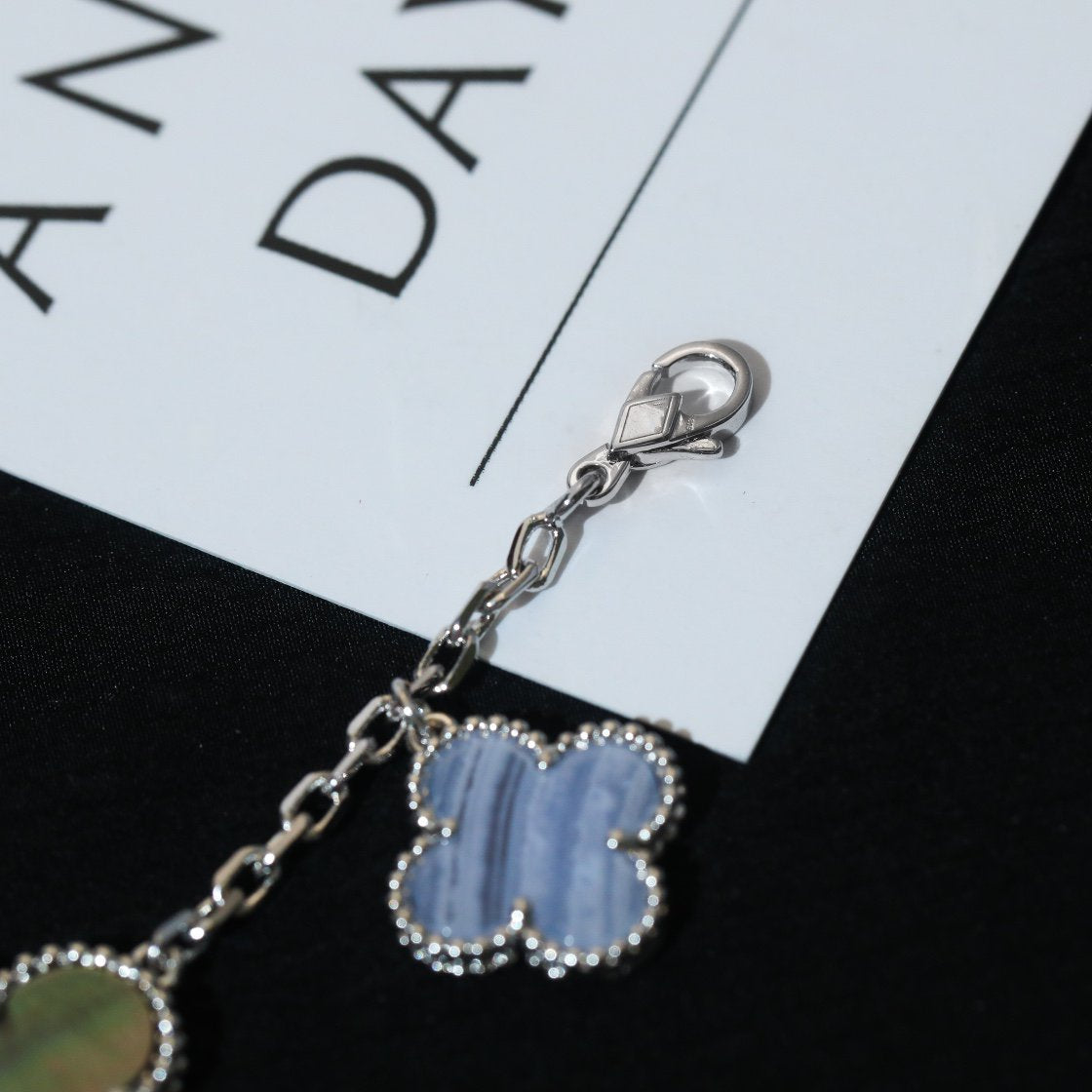 ¡®Moco¡¯CLOVER BRACELET 5 MOTIFS MOP CHALCEDONY SILVER