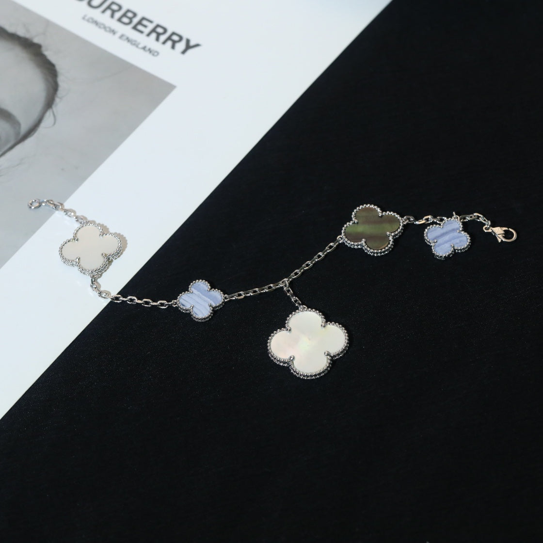 ¡®Moco¡¯CLOVER BRACELET 5 MOTIFS MOP CHALCEDONY SILVER