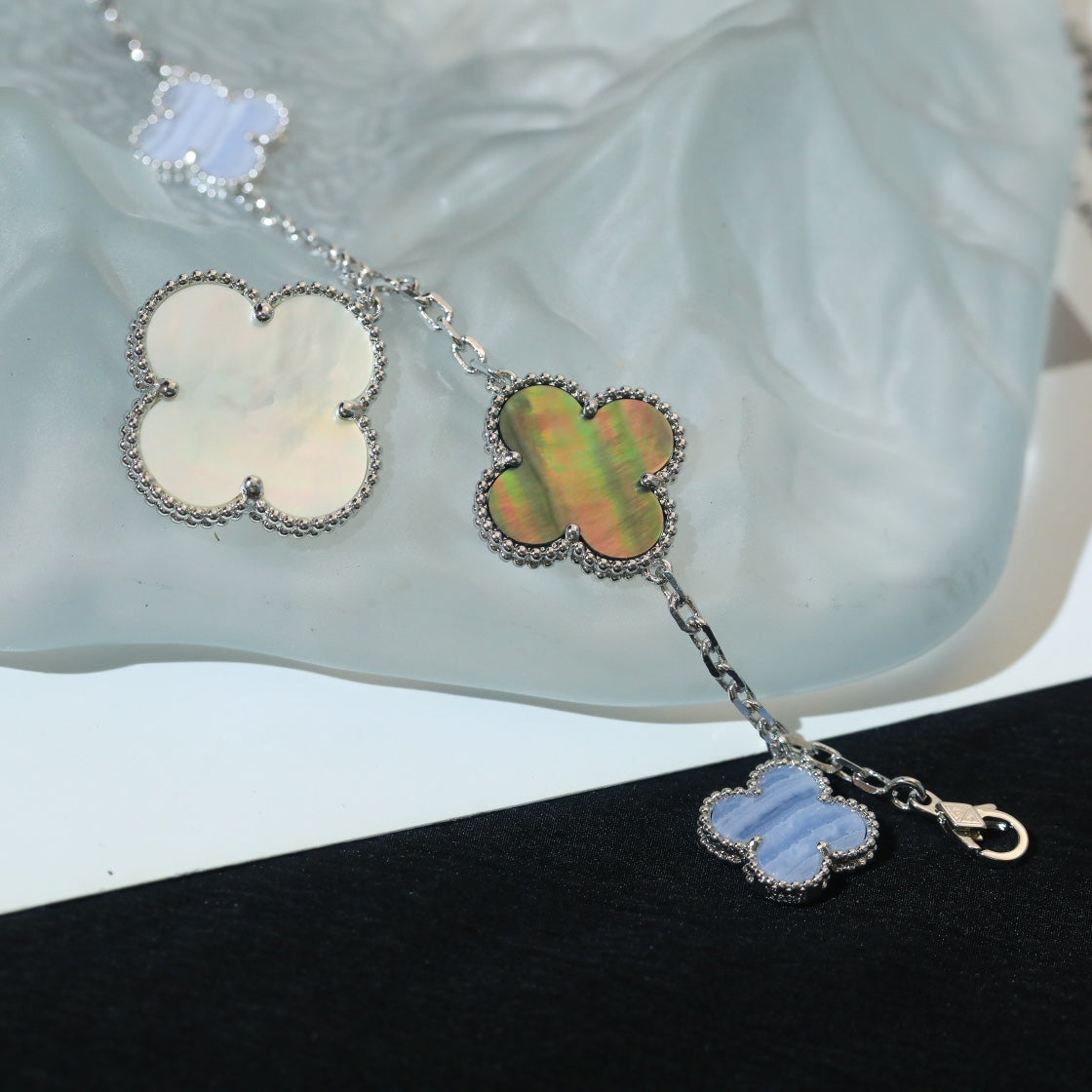 ¡®Moco¡¯CLOVER BRACELET 5 MOTIFS MOP CHALCEDONY SILVER
