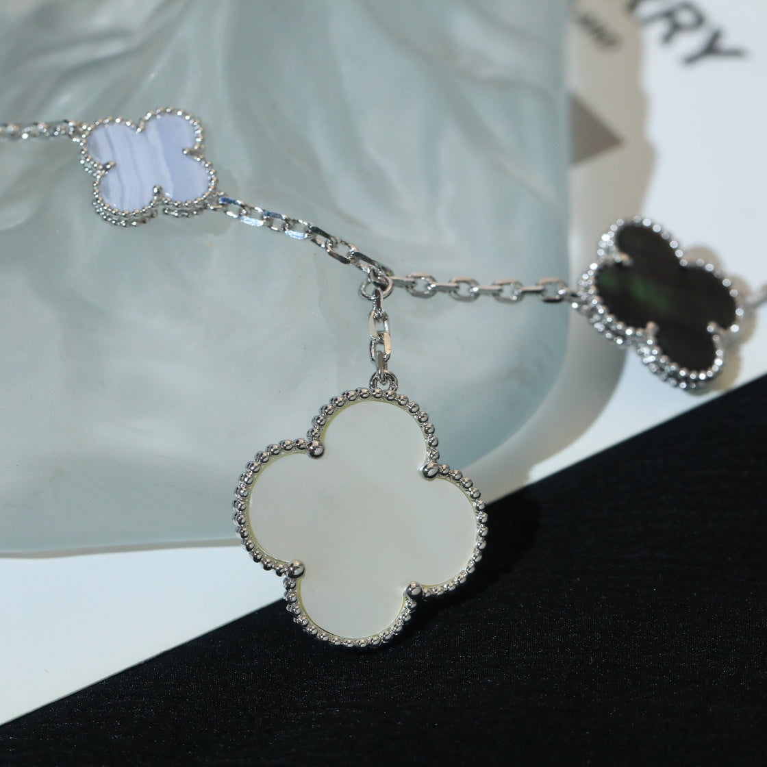 ¡®Moco¡¯CLOVER BRACELET 5 MOTIFS MOP CHALCEDONY SILVER