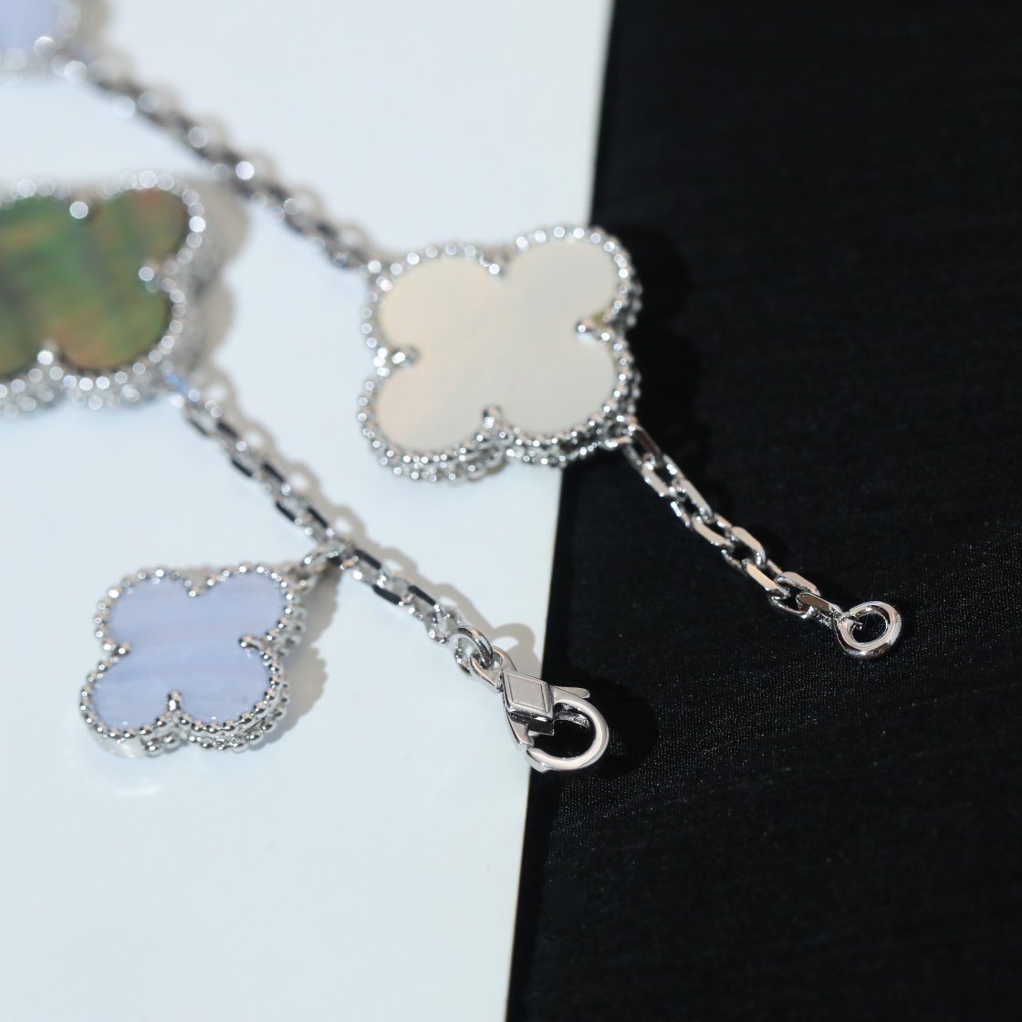 ¡®Moco¡¯CLOVER BRACELET 5 MOTIFS MOP CHALCEDONY SILVER