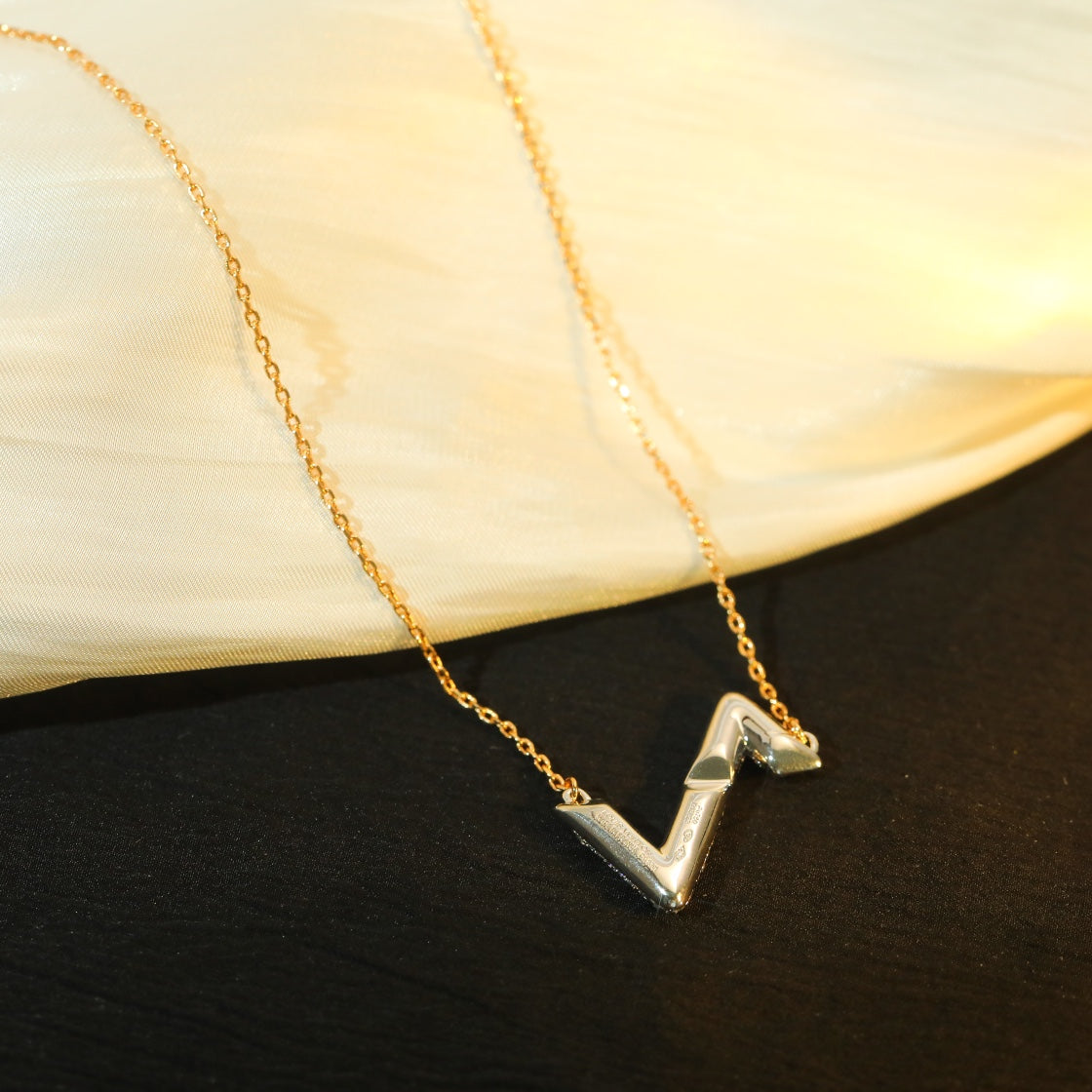 ¡®Moco¡¯VOLT SILVER DIAMOND PEDANT NECKLACE