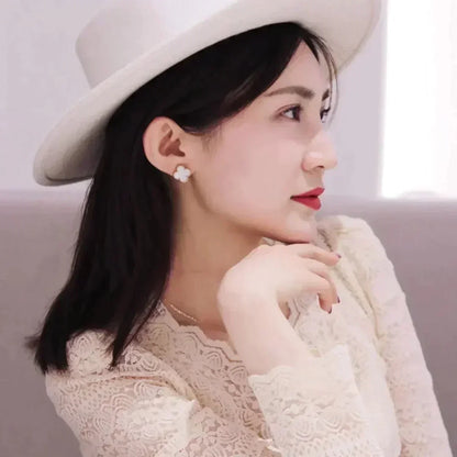 ¡®Moco¡¯CLOVER MEDIUM 1 MOTIFS  WHITE MOP STUD EARRINGS