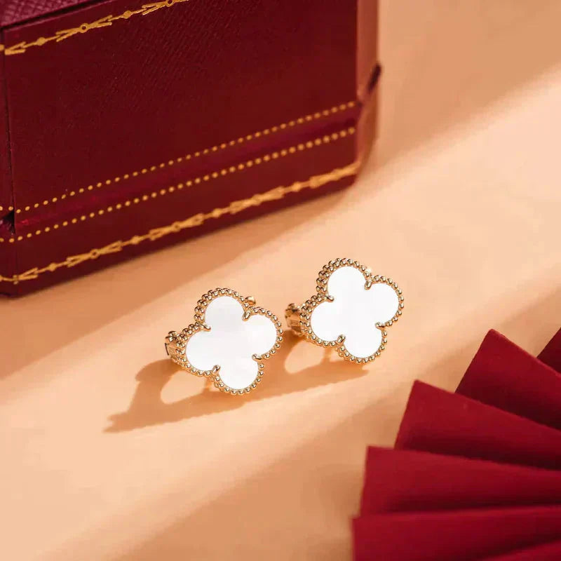 ¡®Moco¡¯CLOVER MEDIUM 1 MOTIFS  WHITE MOP STUD EARRINGS