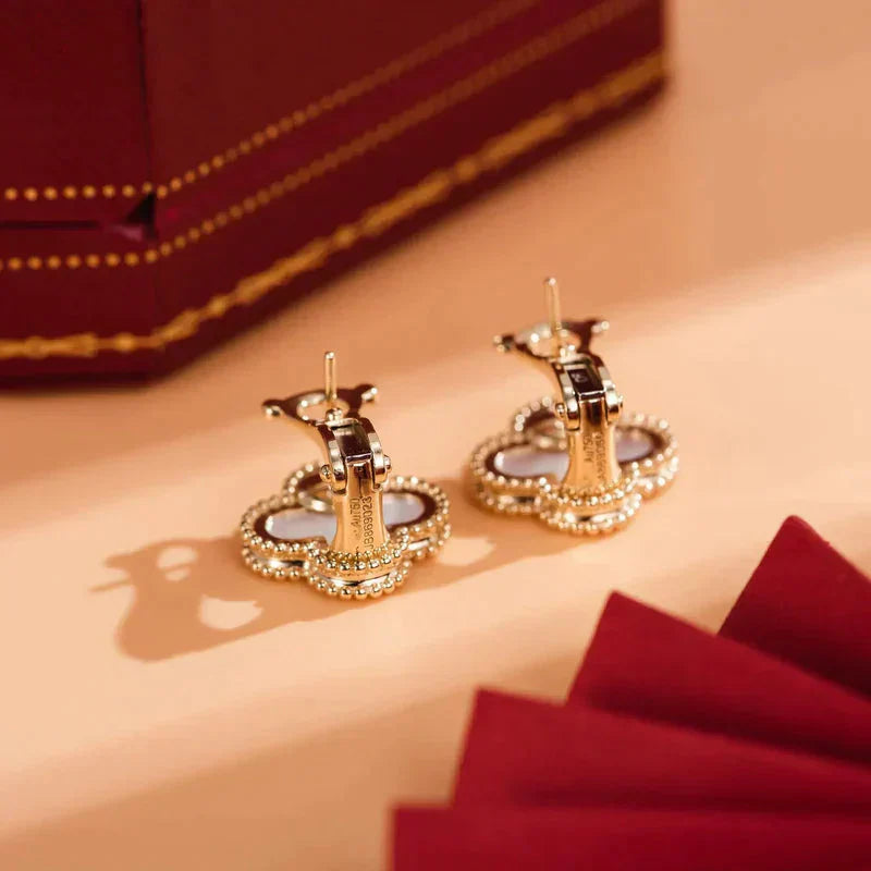 ¡®Moco¡¯CLOVER MEDIUM 1 MOTIFS  WHITE MOP STUD EARRINGS