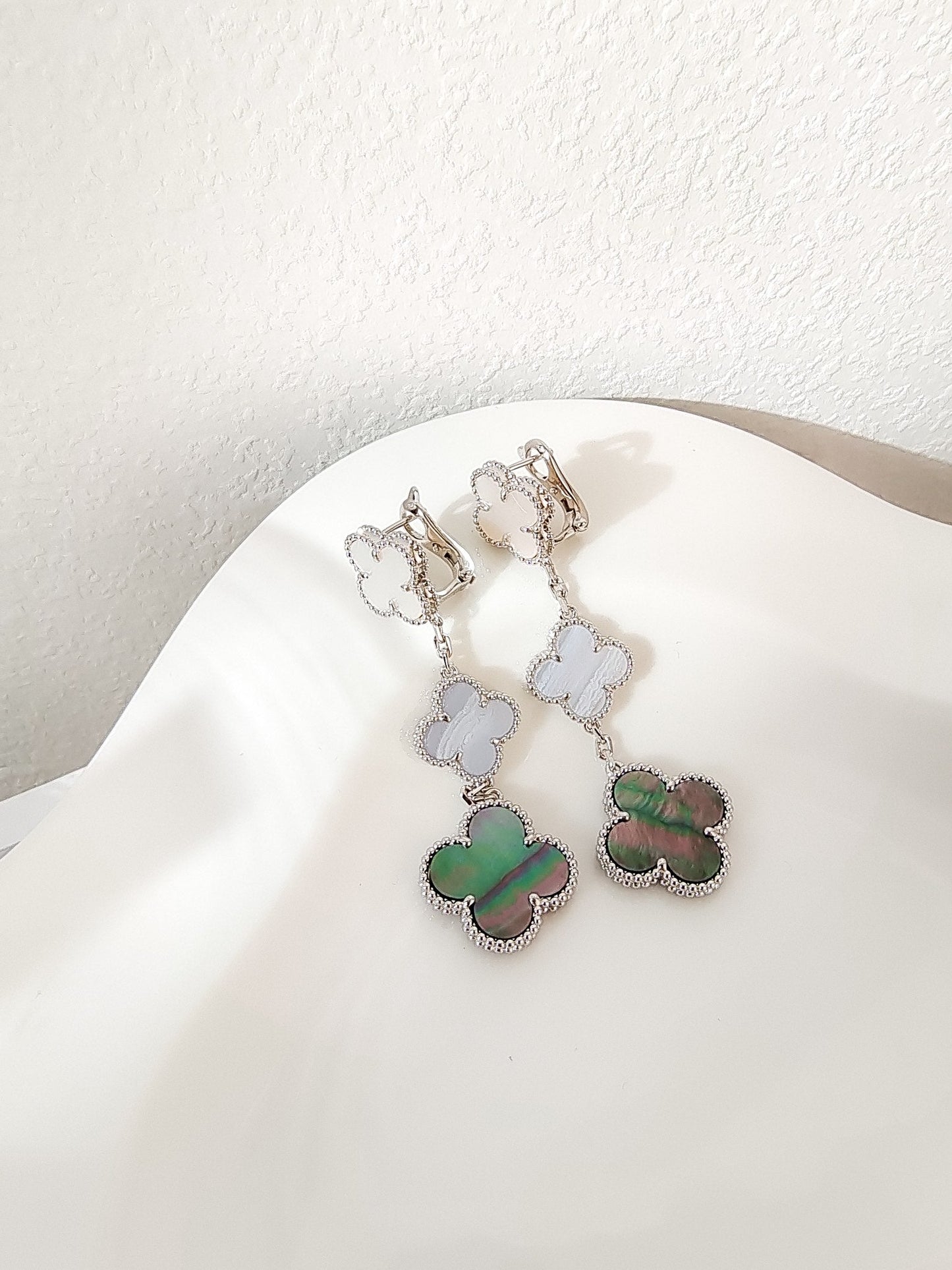 ¡®Moco¡¯CLOVER 3 MOTIFS CHALCEDONY DARK MOP SILVER EARRINGS