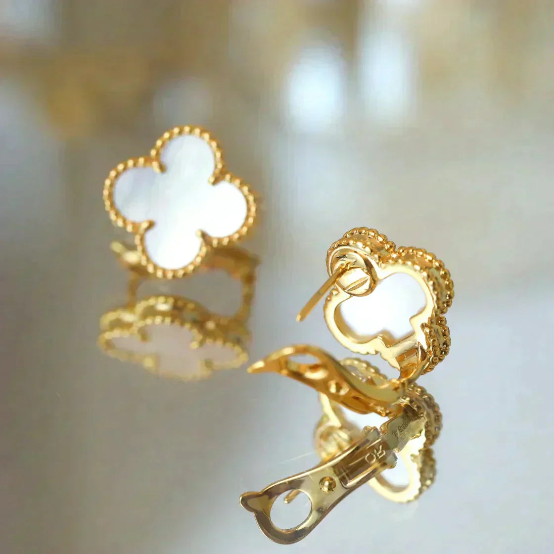 ¡®Moco¡¯CLOVER MEDIUM 1 MOTIFS  WHITE MOP STUD EARRINGS