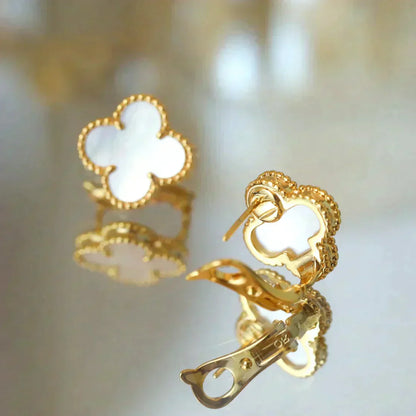¡®Moco¡¯CLOVER MEDIUM 1 MOTIFS  WHITE MOP STUD EARRINGS