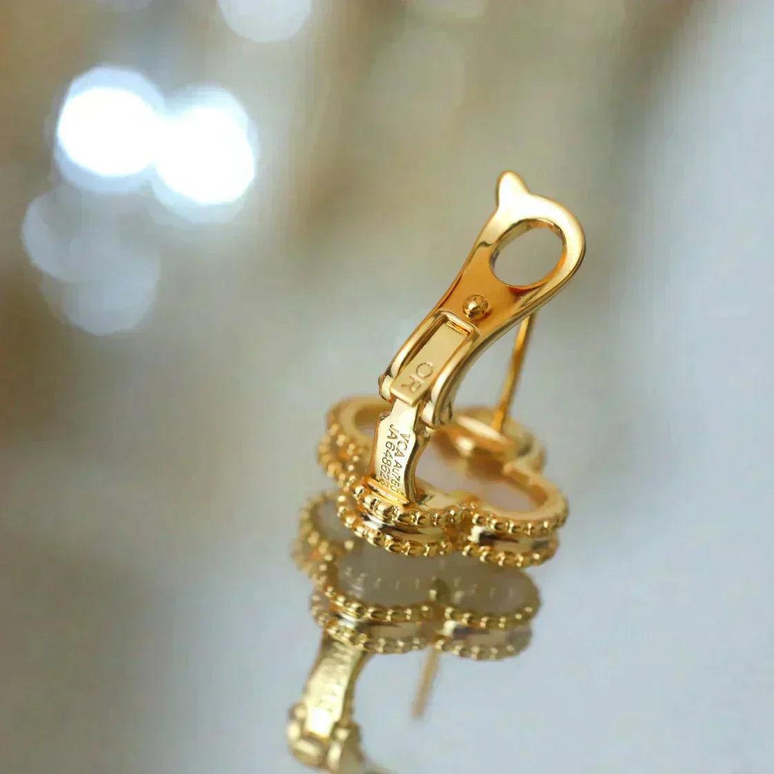 ¡®Moco¡¯CLOVER MEDIUM 1 MOTIFS  WHITE MOP STUD EARRINGS