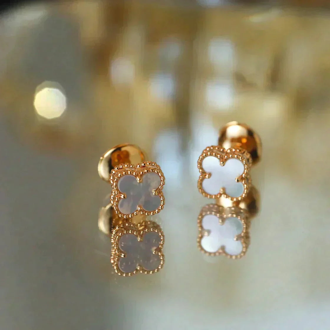 ¡®Moco¡¯CLOVER MINI 9.5MM WHITE MOP EARRINGS
