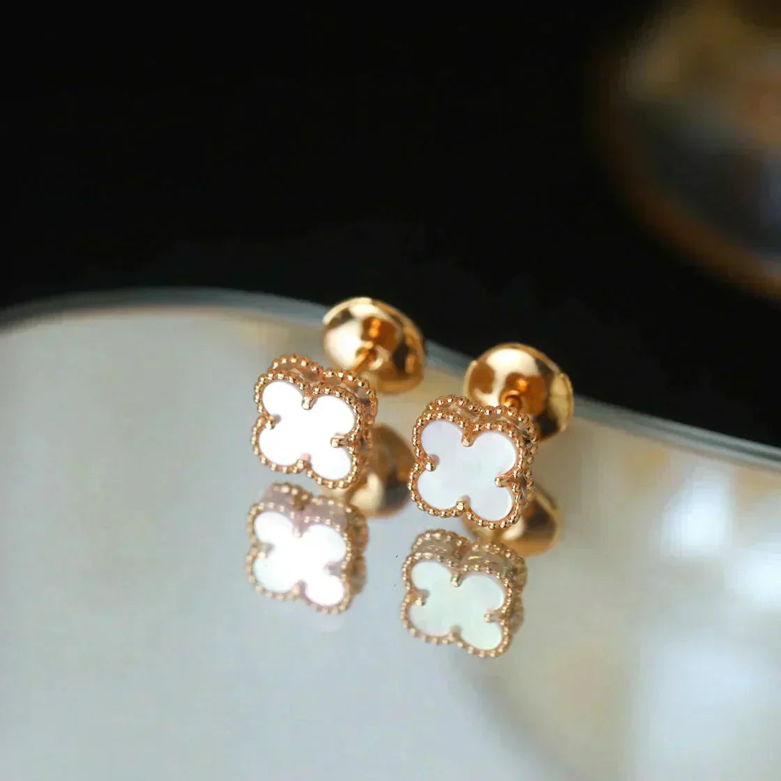 ¡®Moco¡¯CLOVER MINI 9.5MM WHITE MOP EARRINGS