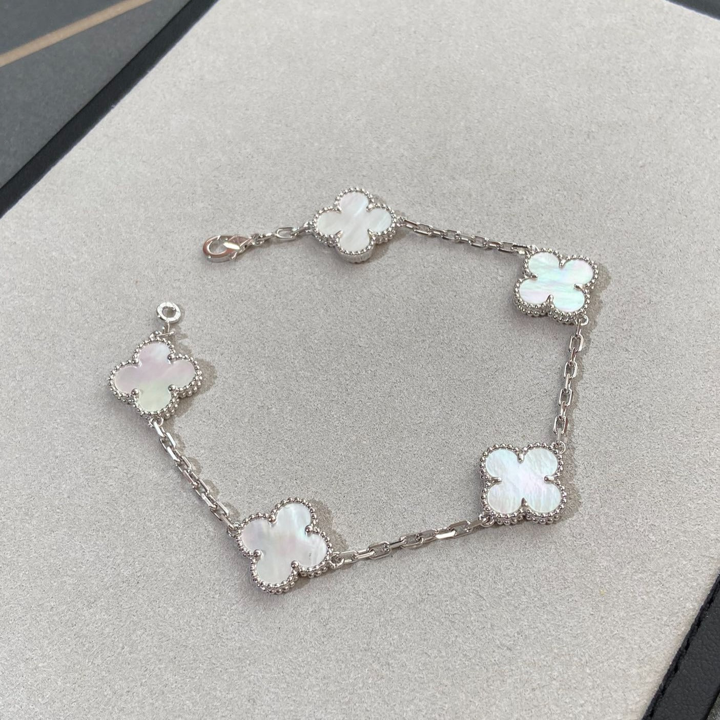 [Moco]New CLOVER WHITE PEARL MOP 5 MOTIF BRACELET COLLECTION