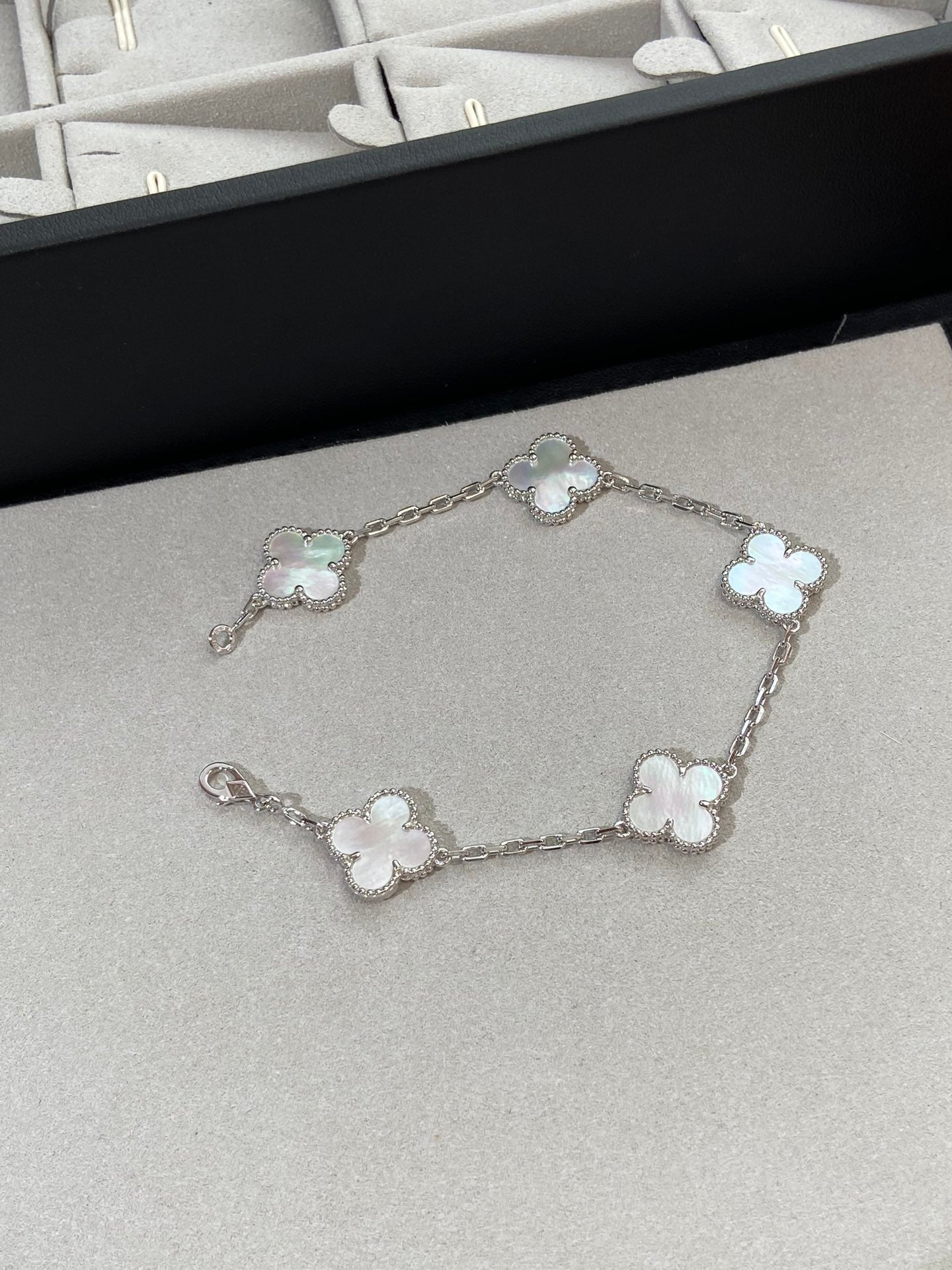 [Moco]New CLOVER WHITE PEARL MOP 5 MOTIF BRACELET COLLECTION