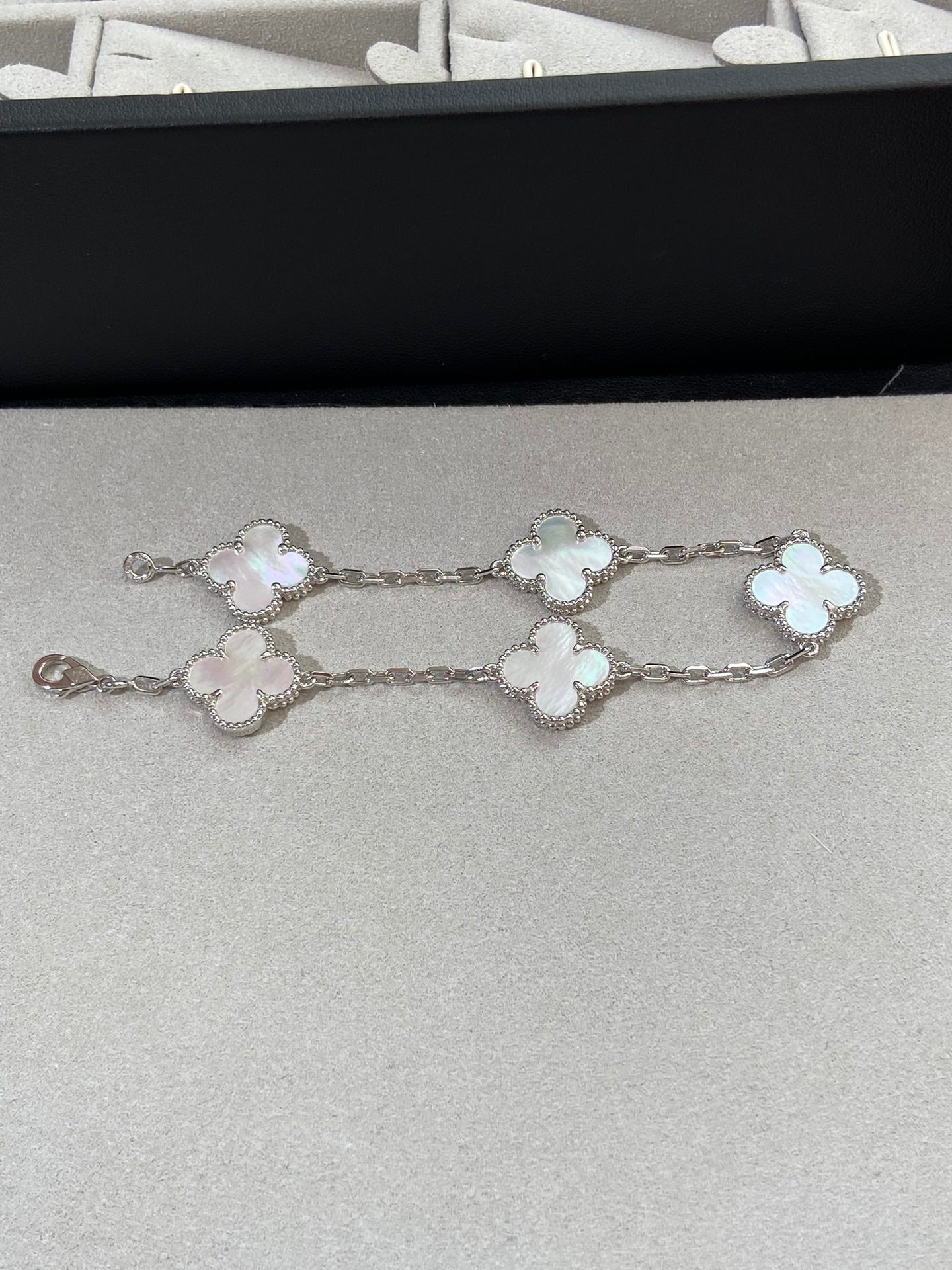 [Moco]New CLOVER WHITE PEARL MOP 5 MOTIF BRACELET COLLECTION