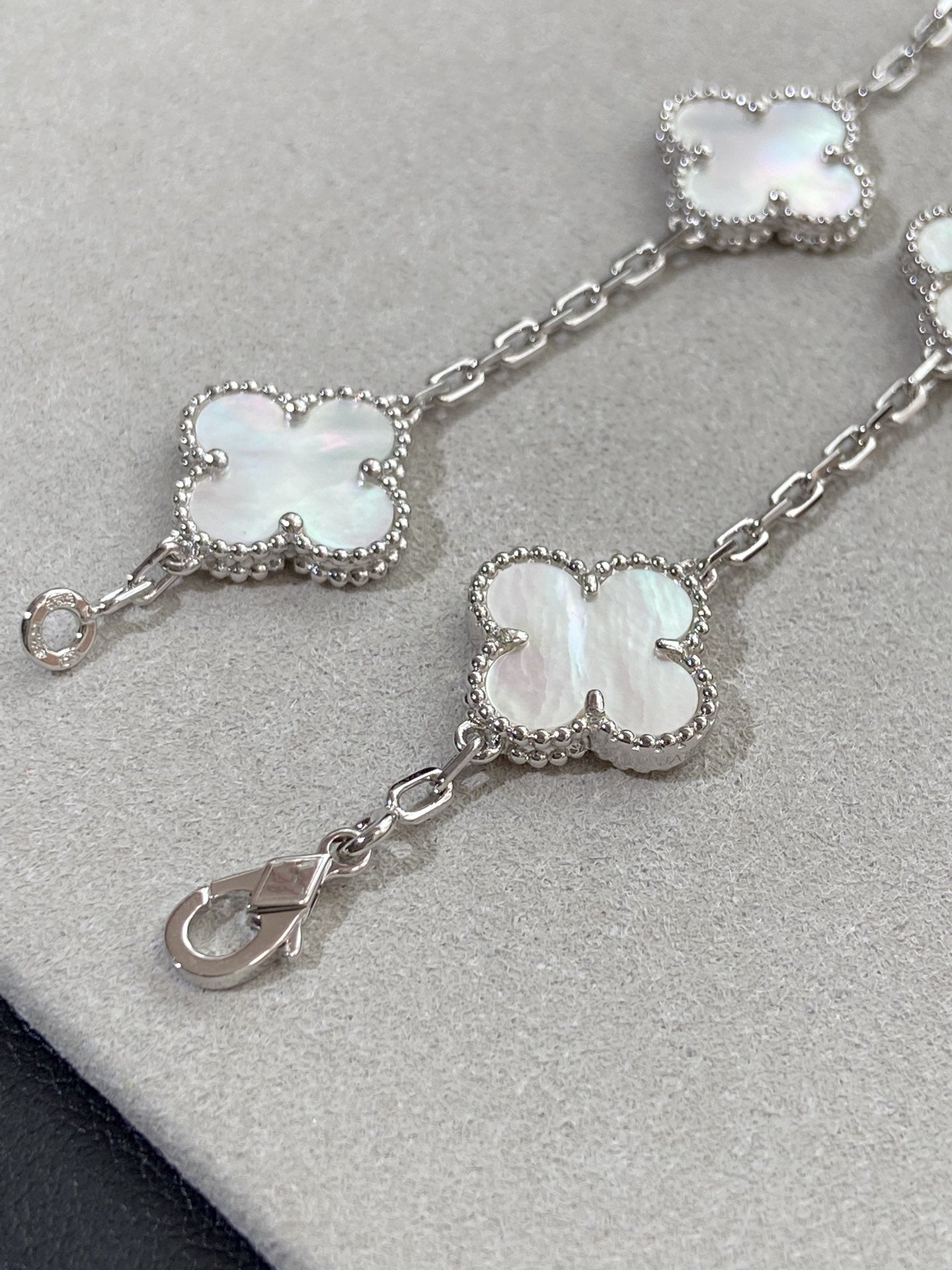[Moco]New CLOVER WHITE PEARL MOP 5 MOTIF BRACELET COLLECTION