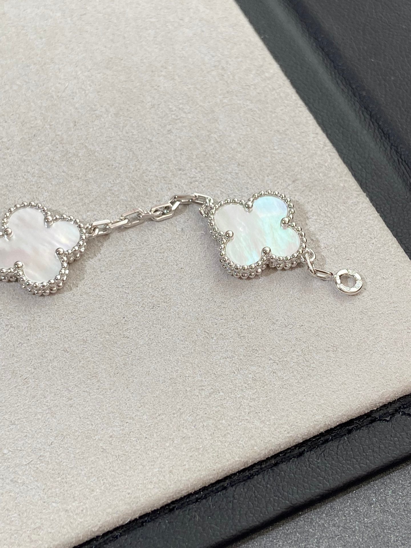 [Moco]New CLOVER WHITE PEARL MOP 5 MOTIF BRACELET COLLECTION