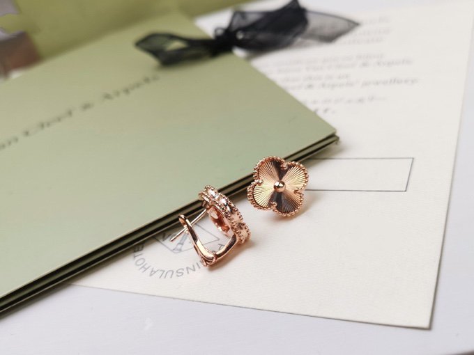 ¡®Moco¡¯CLOVER MEDIUM STUD EARRINGS