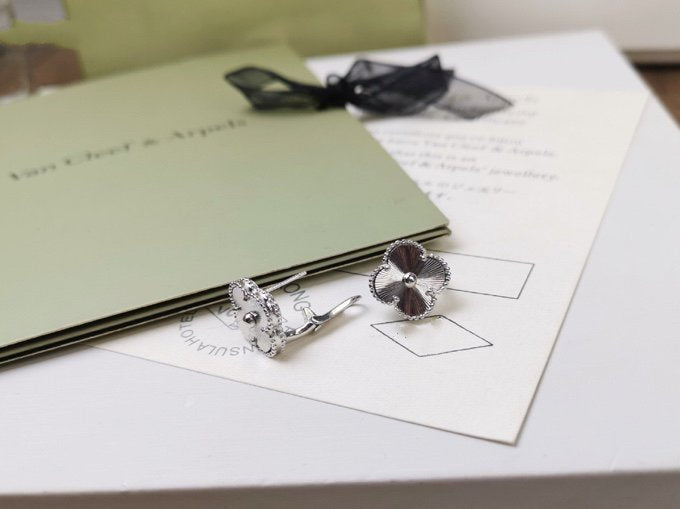 ¡®Moco¡¯CLOVER MEDIUM STUD EARRINGS