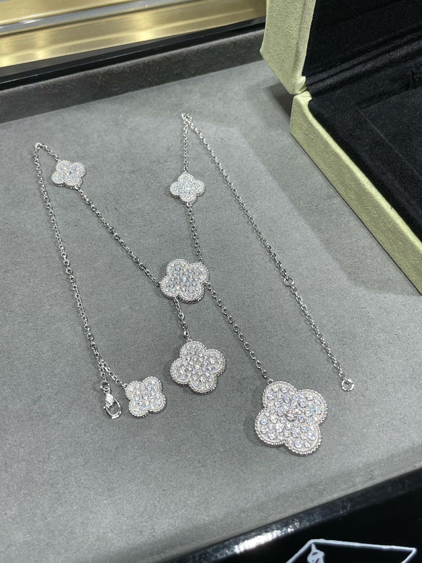 ¡®Moco¡¯CLOVER 6 MOTIF DIAMOND PAVED NECKLACE