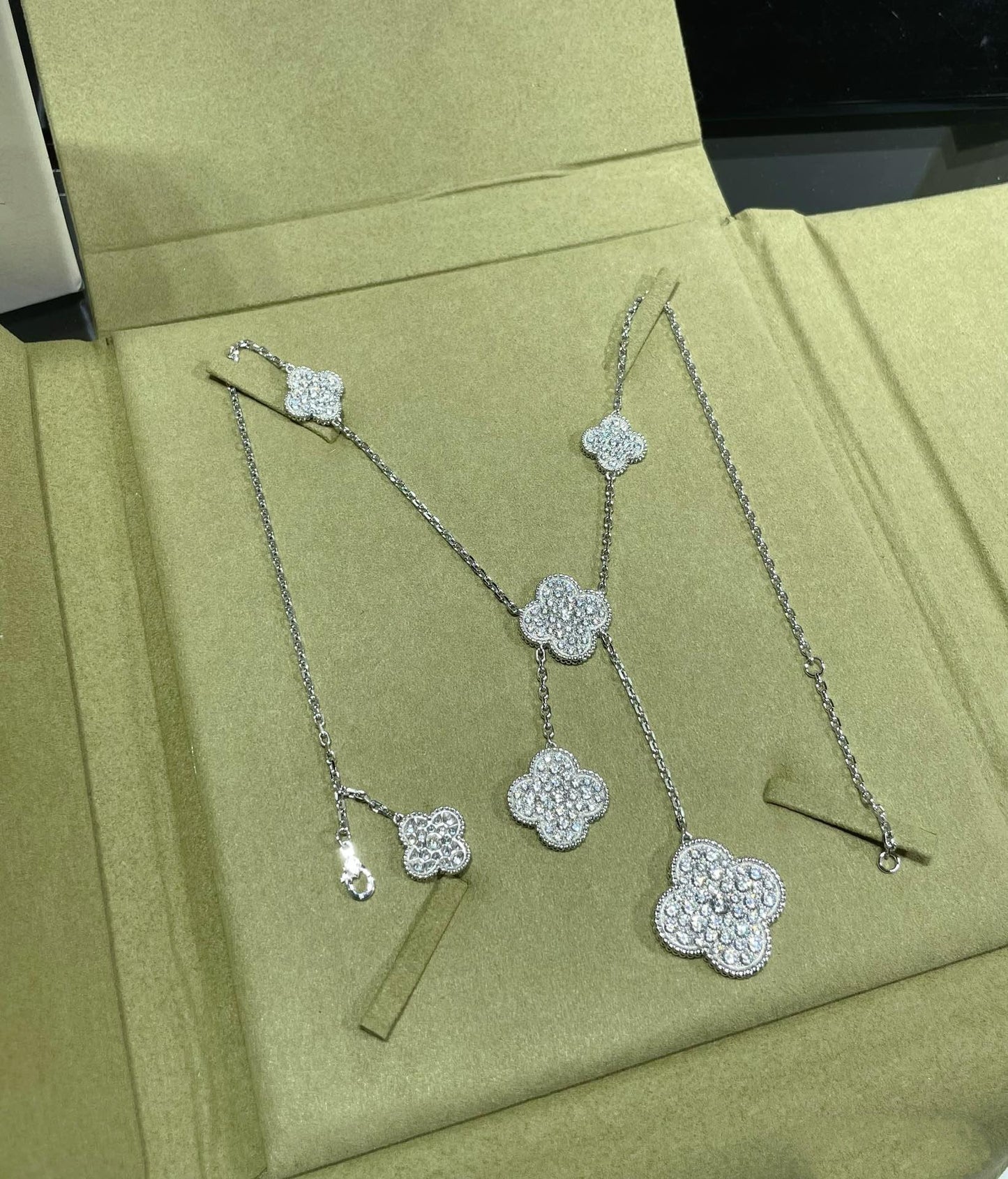 ¡®Moco¡¯CLOVER 6 MOTIF DIAMOND PAVED NECKLACE