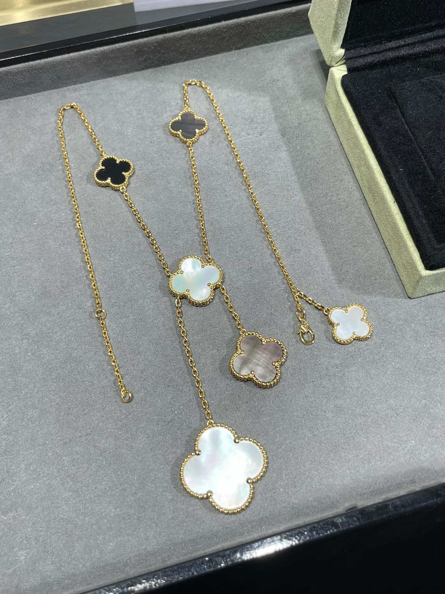 ¡®Moco¡¯CLOVER 6 MOTIF MOP ONYX GOLD NECKLACE