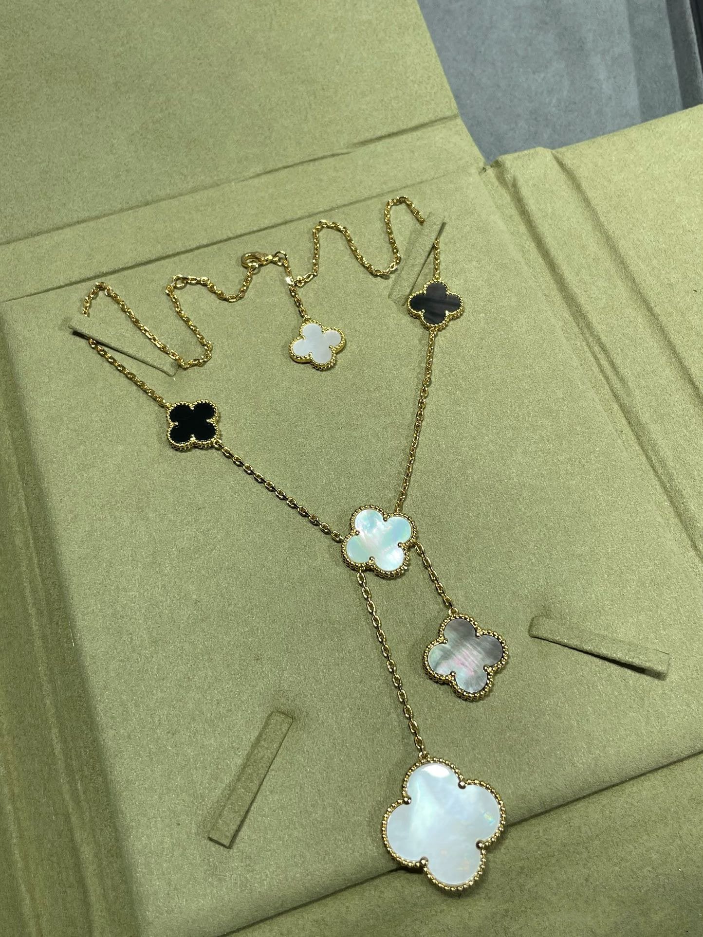 ¡®Moco¡¯CLOVER 6 MOTIF MOP ONYX GOLD NECKLACE