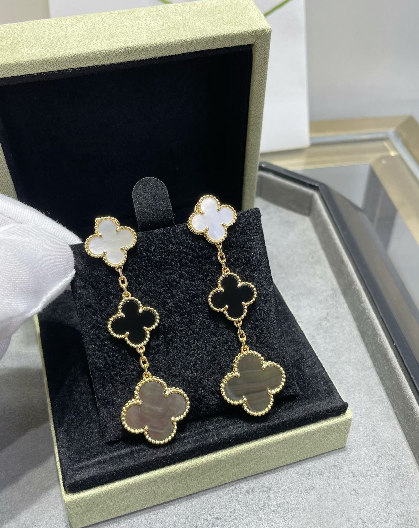 ¡®Moco¡¯CLOVER 3 MOTIF MOP ONYX DARK MOP PINK GOLD EARRINGS