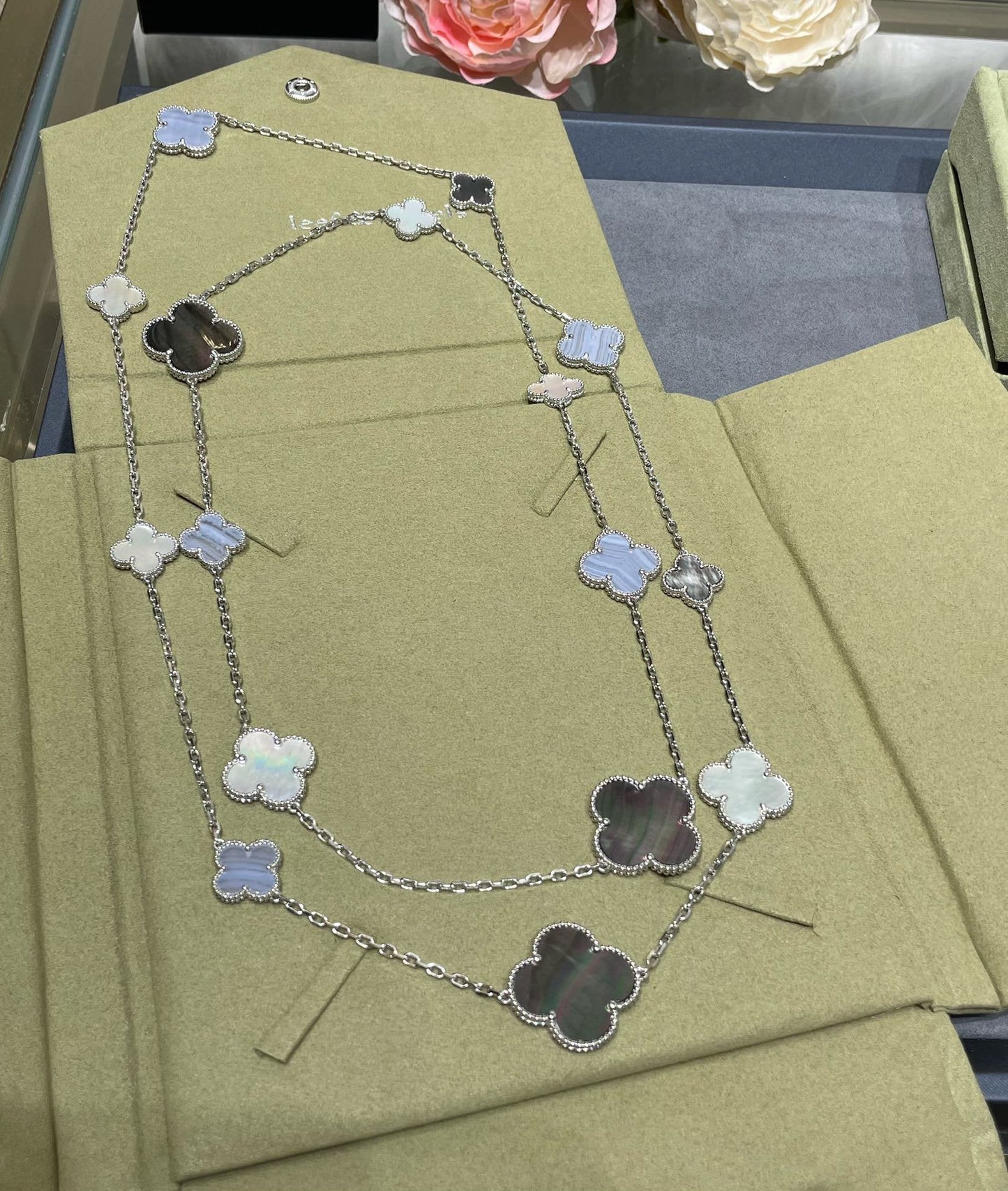 ¡®Moco¡¯CLOVER 16 MOTIF CHALCEDONY MOP SILVER NECKLACE