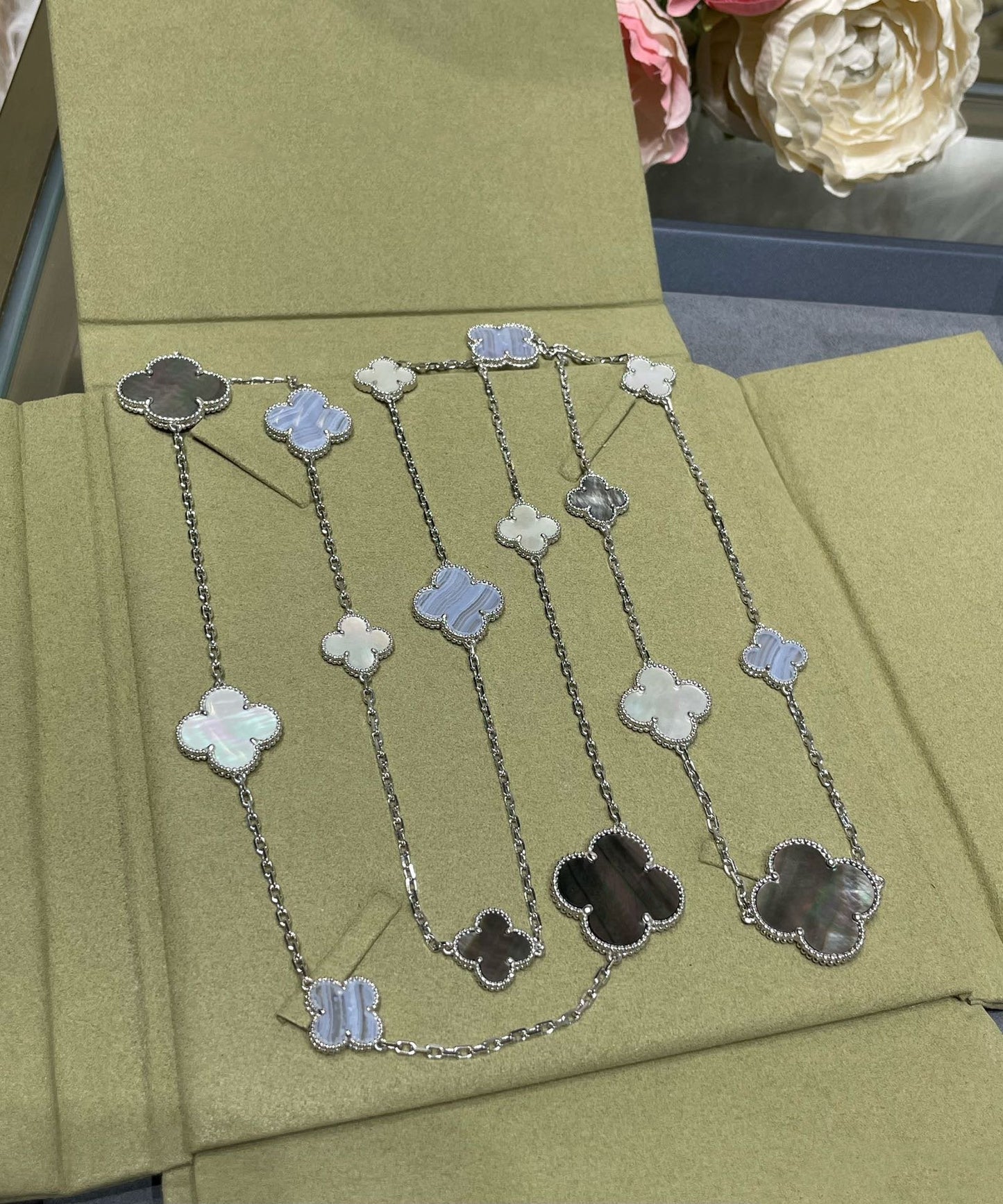 ¡®Moco¡¯CLOVER 16 MOTIF CHALCEDONY MOP SILVER NECKLACE