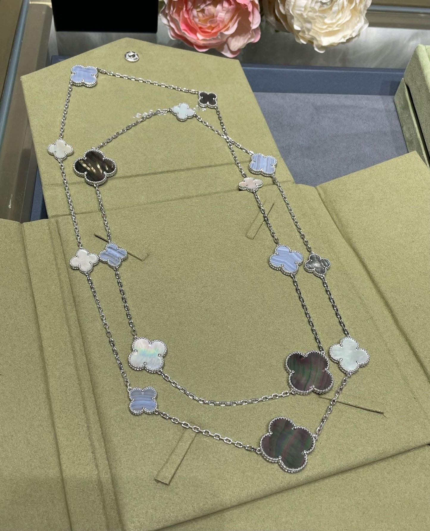 ¡®Moco¡¯CLOVER 16 MOTIF CHALCEDONY MOP SILVER NECKLACE