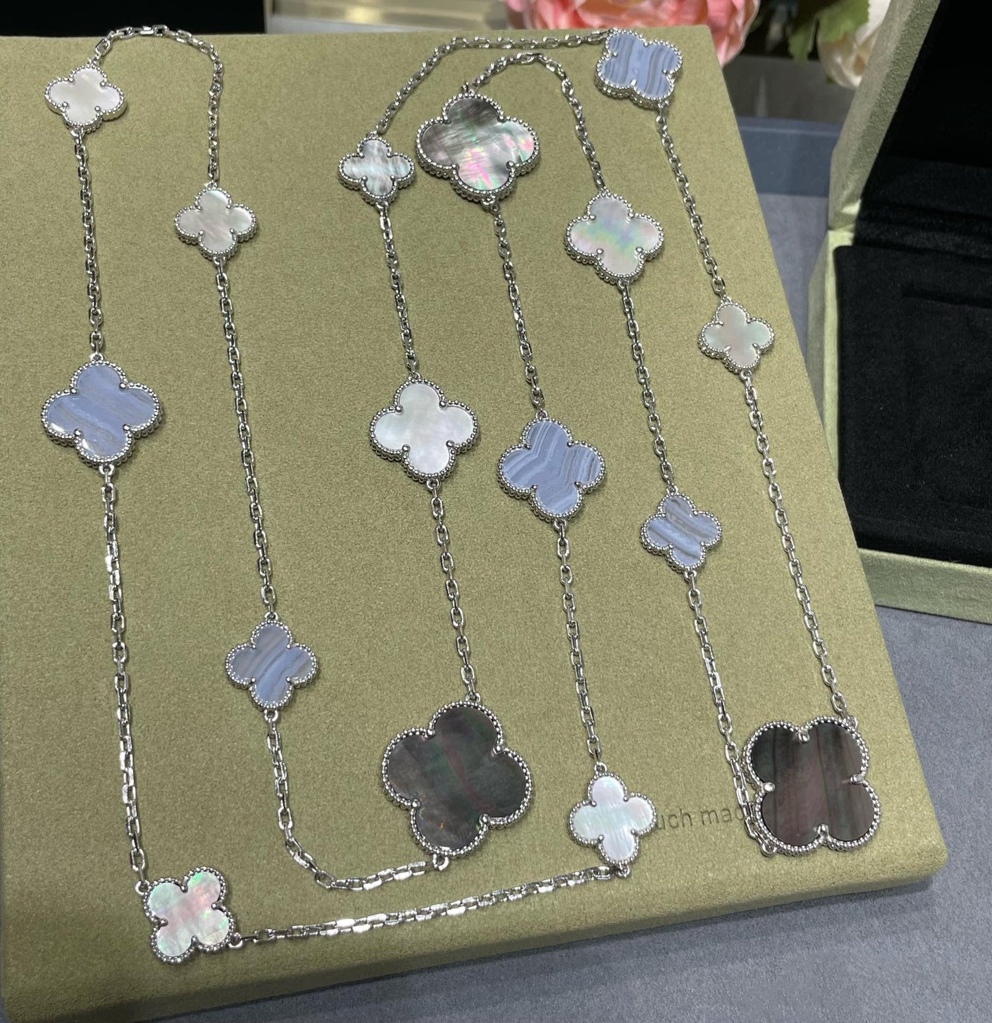 ¡®Moco¡¯CLOVER 16 MOTIF CHALCEDONY MOP SILVER NECKLACE