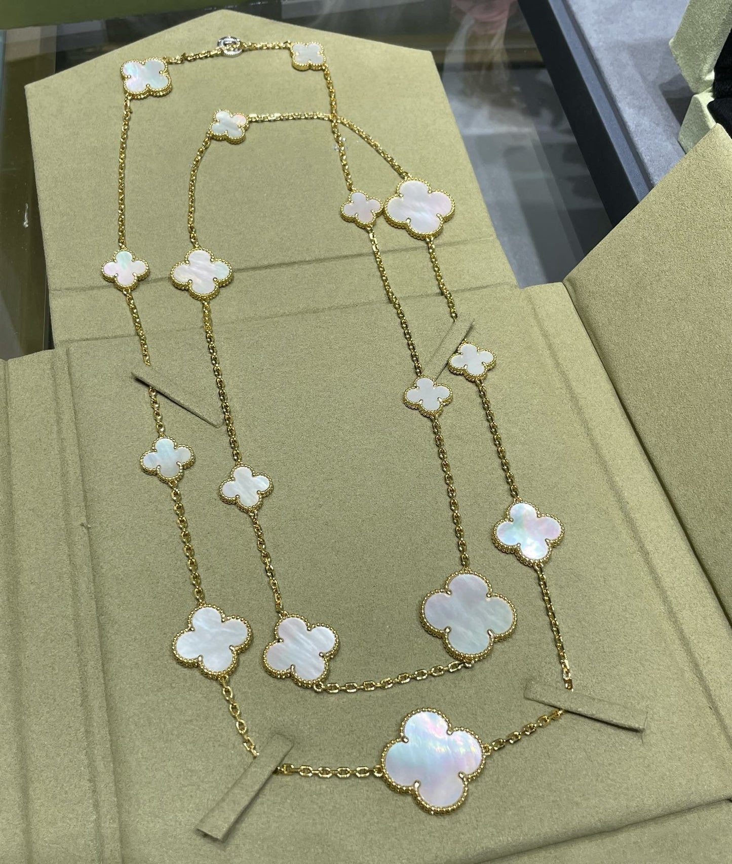 ¡®Moco¡¯CLOVER 16 MOTIF WHITE MOP GOLD NECKLACE