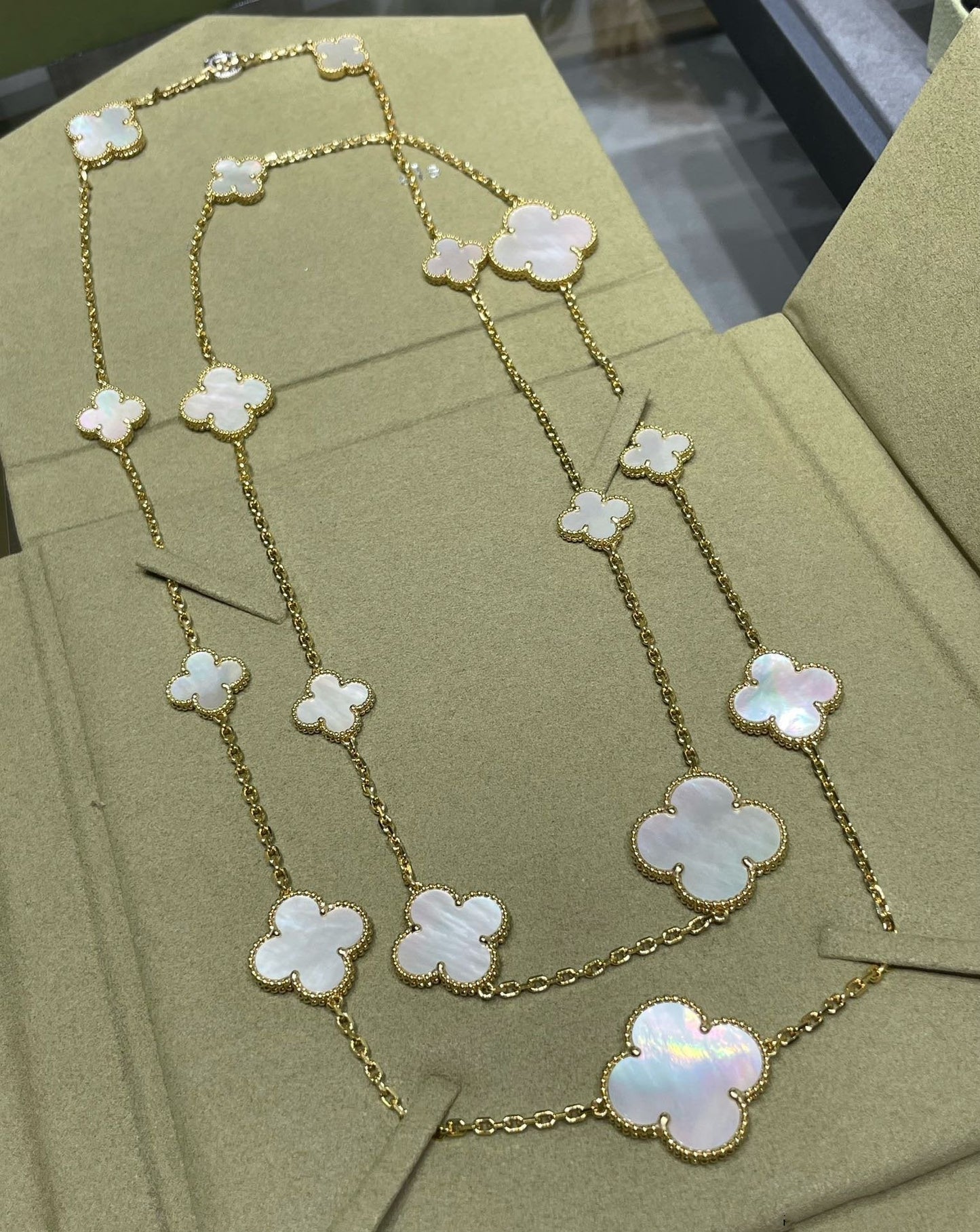 ¡®Moco¡¯CLOVER 16 MOTIF WHITE MOP GOLD NECKLACE