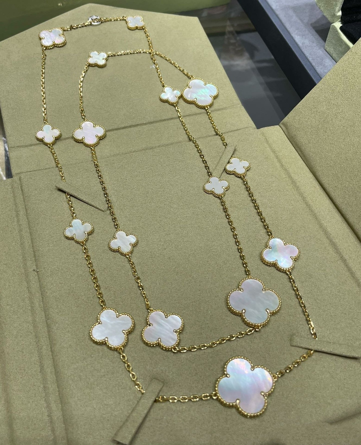 ¡®Moco¡¯CLOVER 16 MOTIF WHITE MOP GOLD NECKLACE